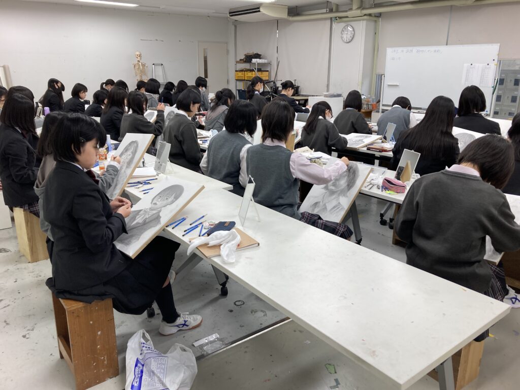 １年生の自画像制作 – 潤徳女子高等学校